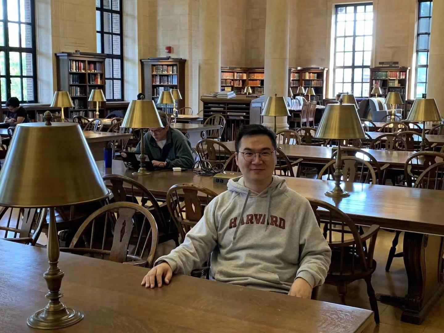 在哈佛大学怀德纳图书馆留影