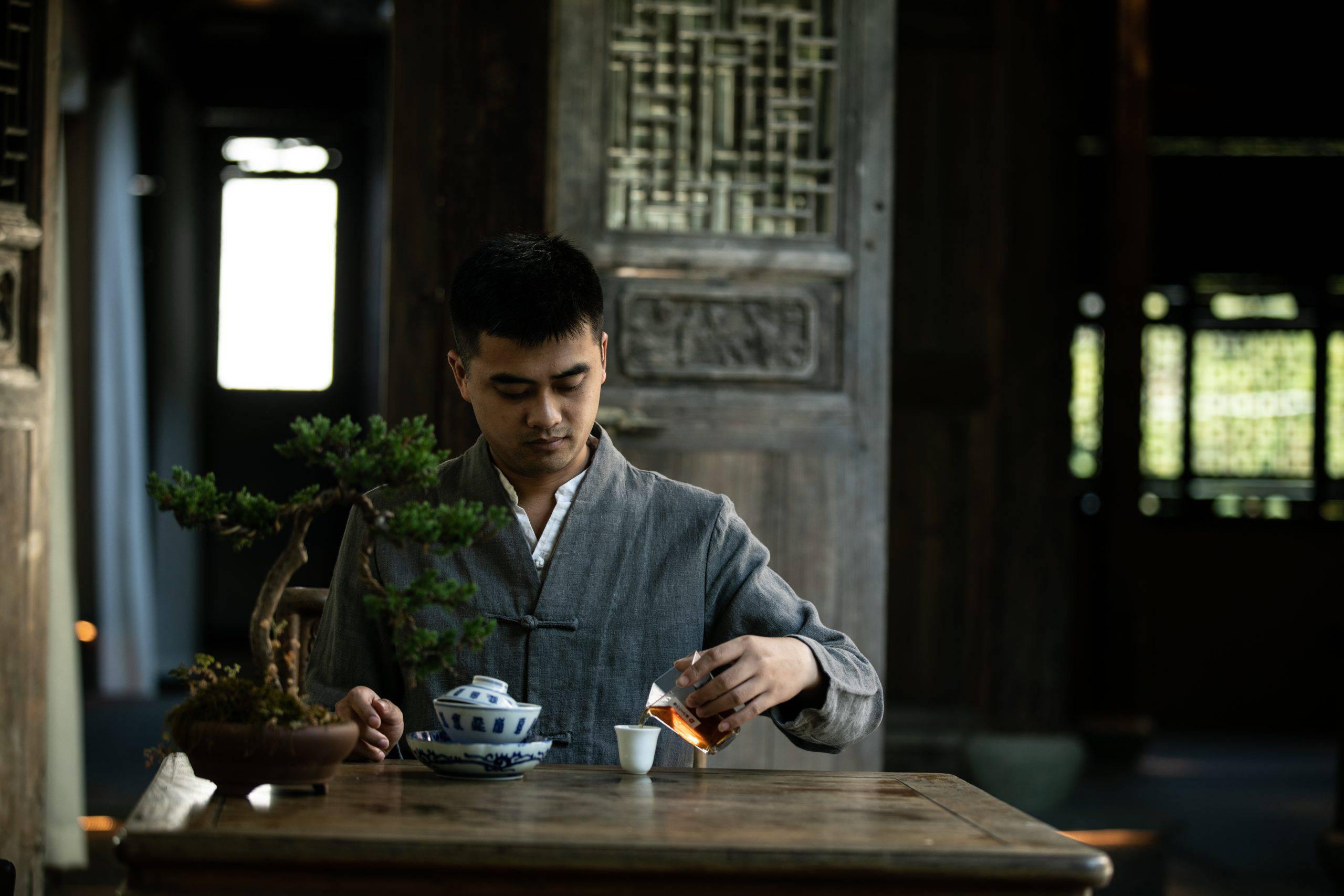 庄毅（岩中壑茶业法人）