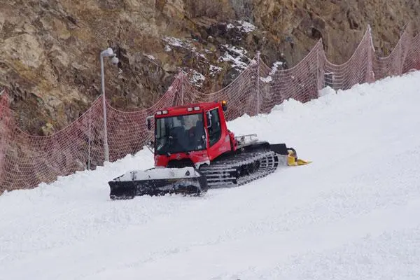 压雪车